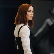 Emily Bluntová coby někdejší Mirandina asistentka Emily v pokračování povýšila - je ředitelkou u Dioru.