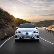 Elektrický Mercedes-Benz třídy C zaujme výraznou maskou posetou více než tisícovkou osvětlených bodů.