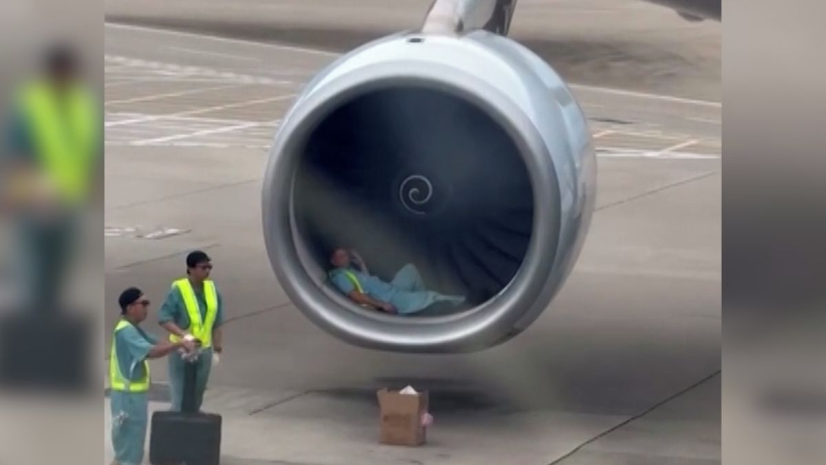 Cestující vyděsil zaměstnanec válející se v krytu motoru letadla