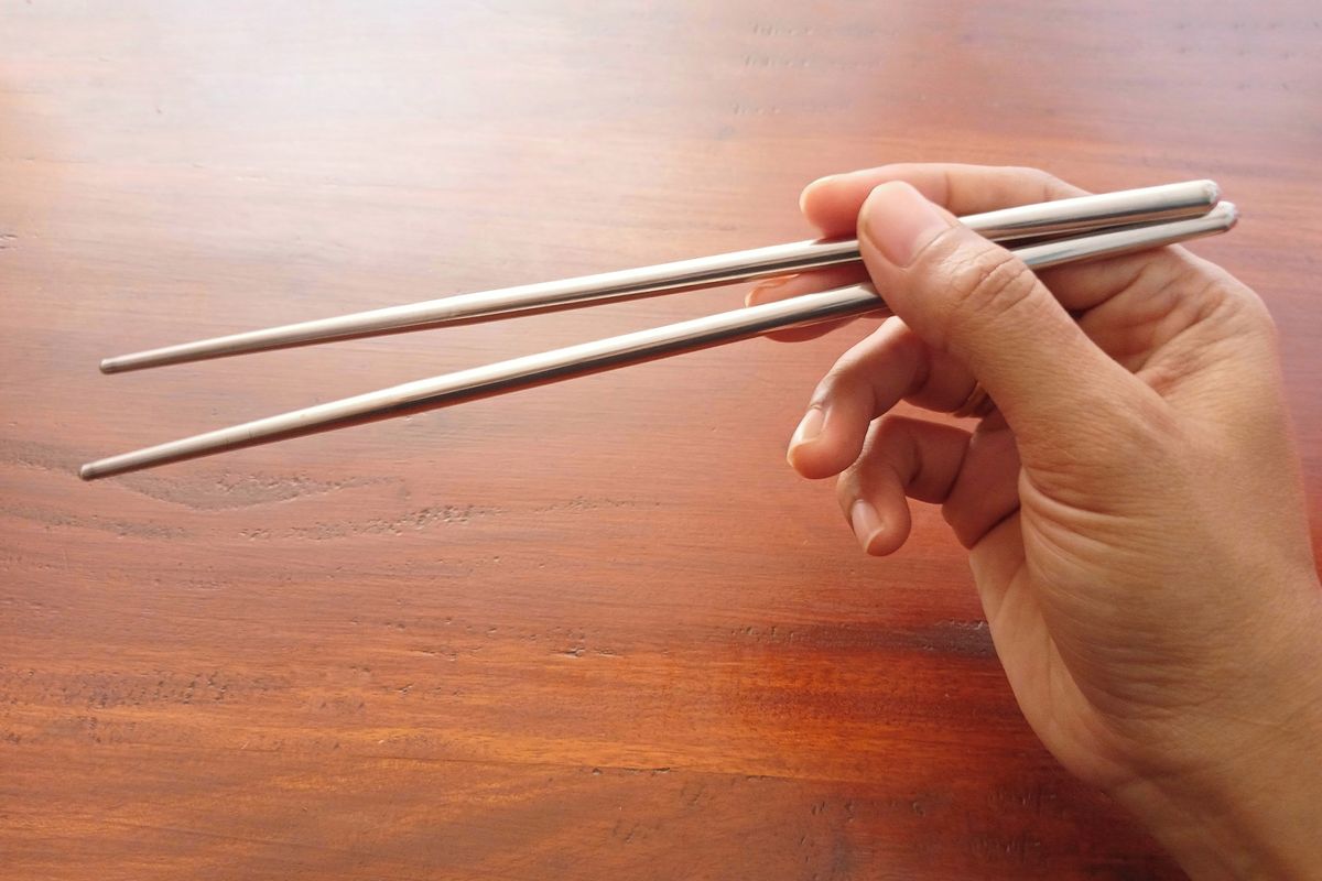 Číňan měl osm let v hrdle jídelní hůlku, bál se operace