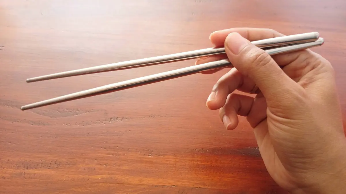 Číňan měl osm let v hrdle jídelní hůlku, bál se operace