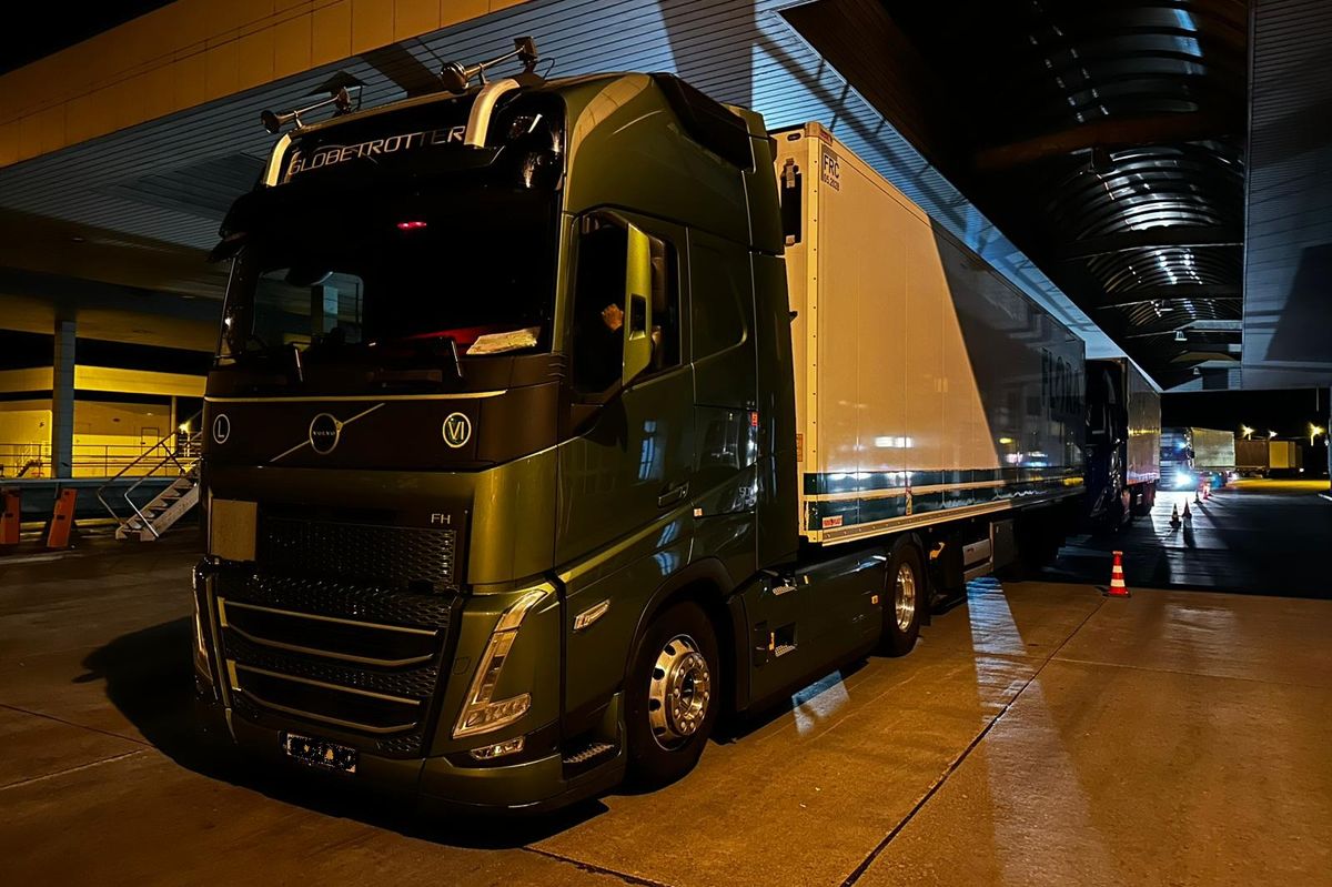 Dal si silný čaj. Turecký kamioňák jel Evropou 22 hodin v kuse, než ho zastavili na jihu Moravy