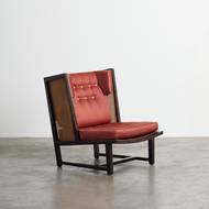 Galerie Nilufar představila mj. zajímavě tvarované křeslo designéra Edward J. Wormleyho.