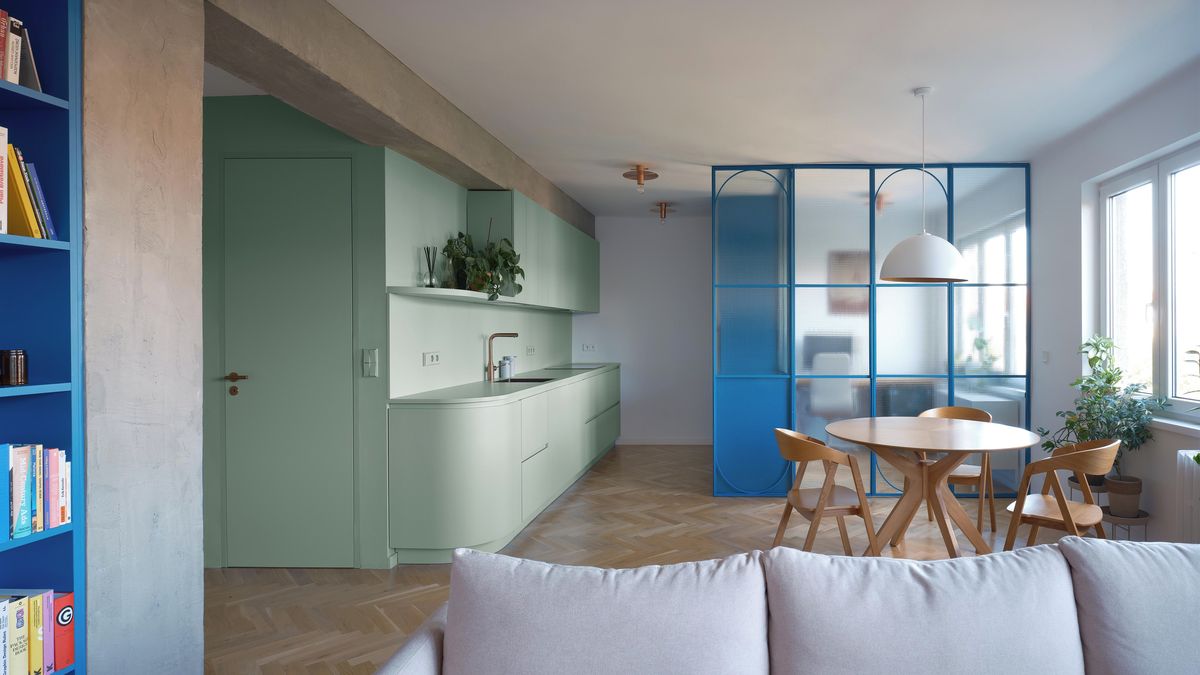 Panelákový byt v Holešovicích hraje třemi barvami: modrou, zelenou a růžovou