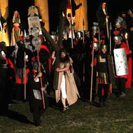 Po odsouzení Pilátem si Ježíš nesl kříž až na Golgotu. Dav drželi stranou římští vojáci.