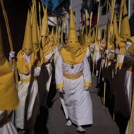 Průvody ve vysokých kapucích se dodnes provádí i ve Španělsku. Kapuce nemají nic společného s extremismem, mají je kajícníci, kterým se říká nazarenos.