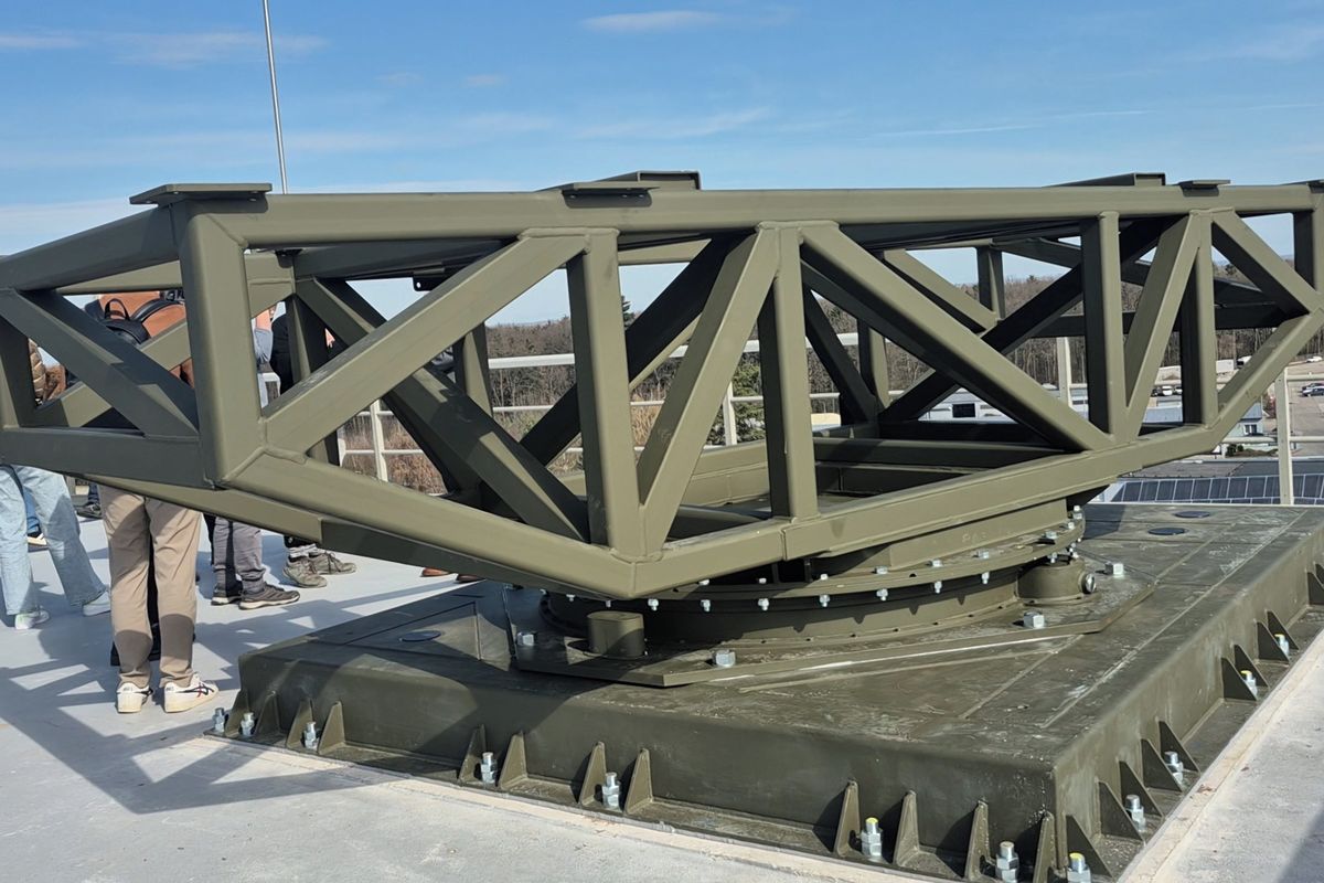 Radarová věž a nová hala. Společnost Eldis investovala v Pardubicích 100 milionů