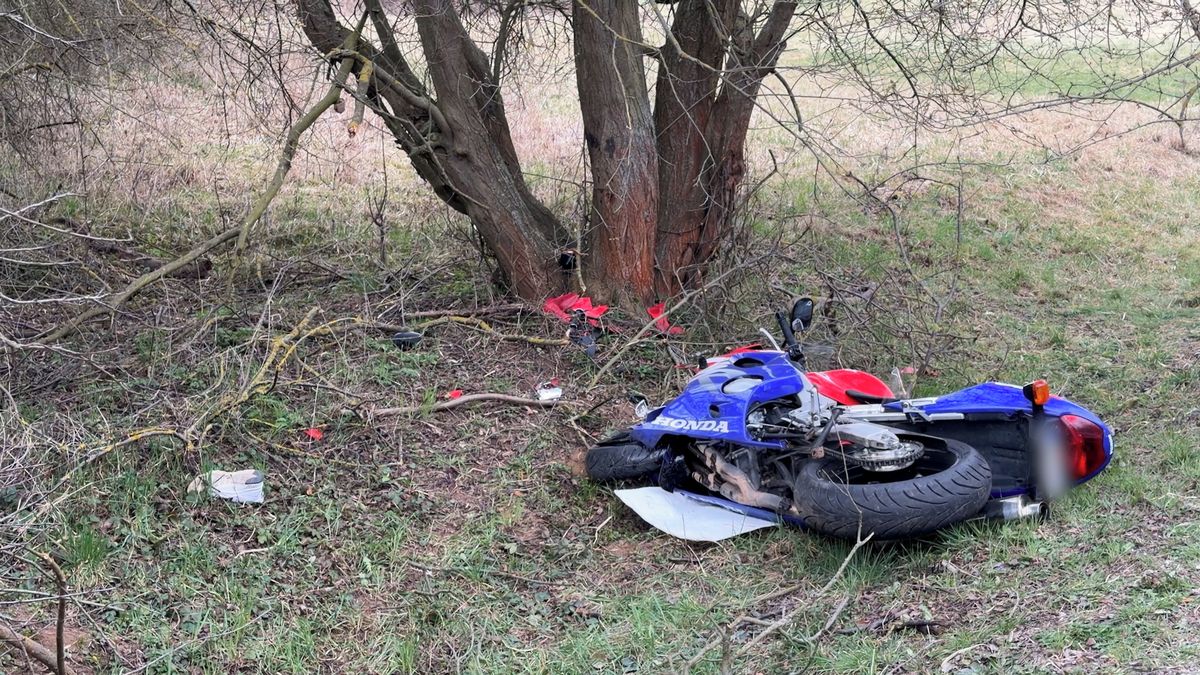 Vážné nehody motorkářů. U Prahy bourala žena se zákazem řízení, na Mladoboleslavsku opilý muž