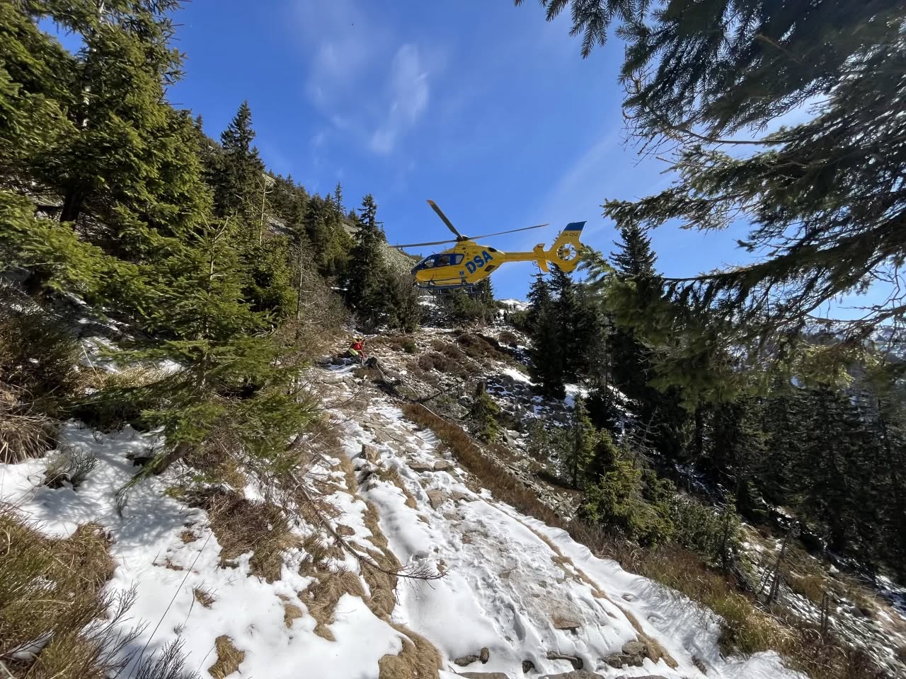 V Krkonoších se ze skály uvolnil kámen, padal 200 metrů a zasáhl turistu