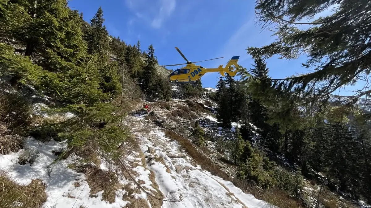 V Krkonoších se ze skály uvolnil kámen, padal 200 metrů a zasáhl turistu