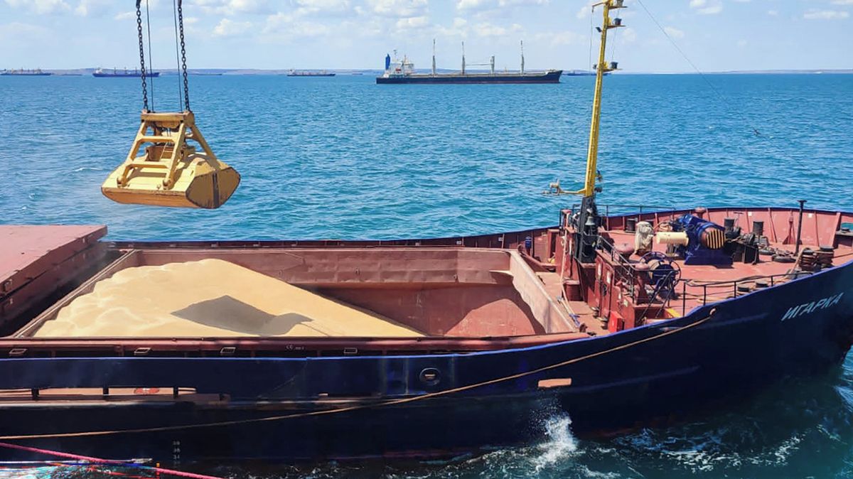 V Azovském moři se po dronovém útoku potopila loď s pšenicí