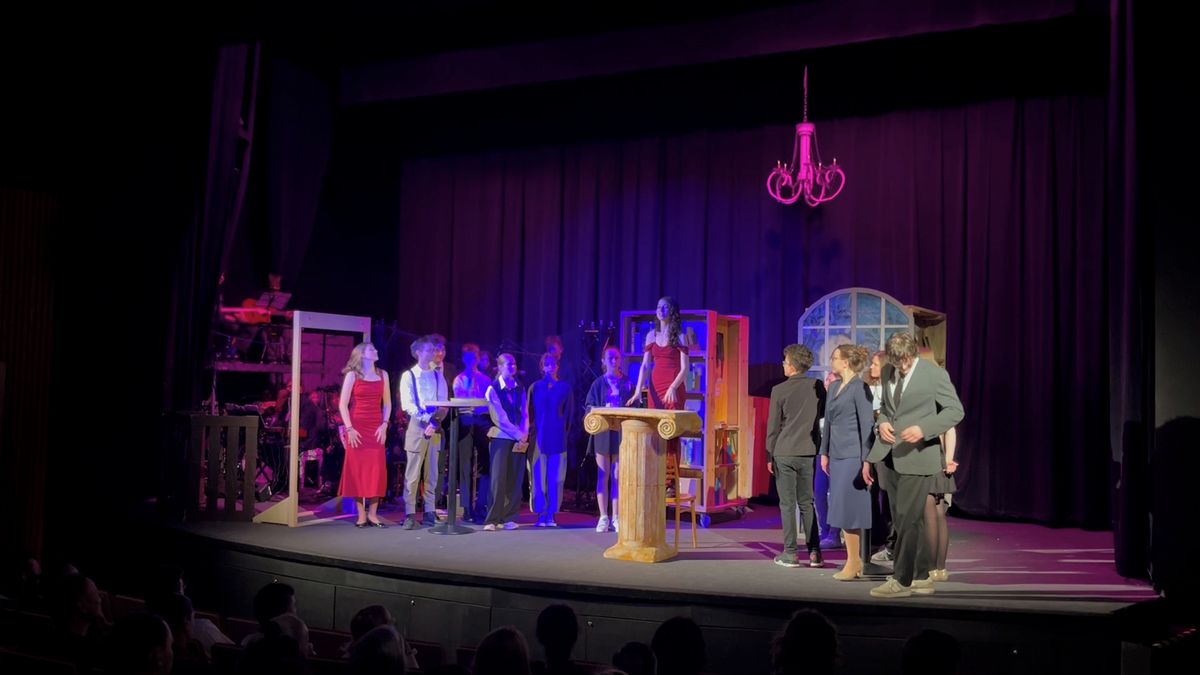 Osmdesát studentů na jednom jevišti. Gymnazisté hrají detektivku z knihovny