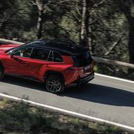 Rozměry se oproti minulé generaci téměř nezměnily, na délku měří 4,6 metru.