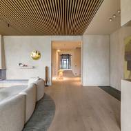 Přirozenému ochlazování napomáhá možnost přímého proudění vzduchu napříč celým domem.