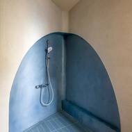 Atypicky řešený sprchový kout