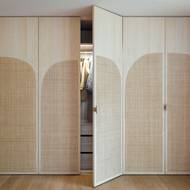 Pravoúhlé a zaoblené tvary se nápaditě potkávají i na vestavěných skříních.