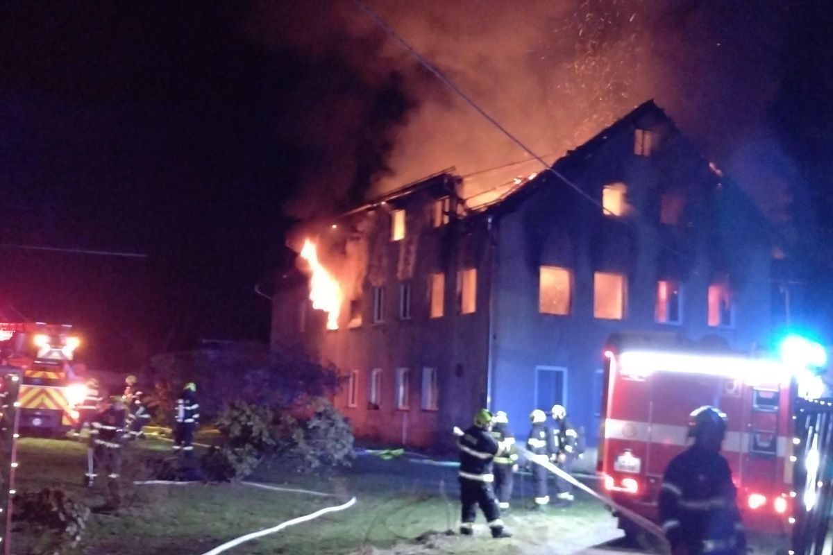 Od baterií na golfový vozík zřejmě vzplál rodinný dům na Karlovarsku. Obyvatelé stačili včas uniknout