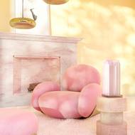 Růžovou používá designer velmi rád. Říká o ní, že je to barva pohody.