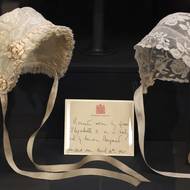 Dětské krajkové čepce, které nosila královna jako dítě.