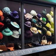 Z množství klobouků bude návštěvníky přecházet zrak. 