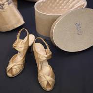 Sandály na vysokém podpatku z hedvábného saténu byly součástí svatebního outfitu z roku 1947.