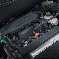 Pod kapotou je 1,6litrový zážehový motor, dostupný v čistě spalovací i hybridní verzi.