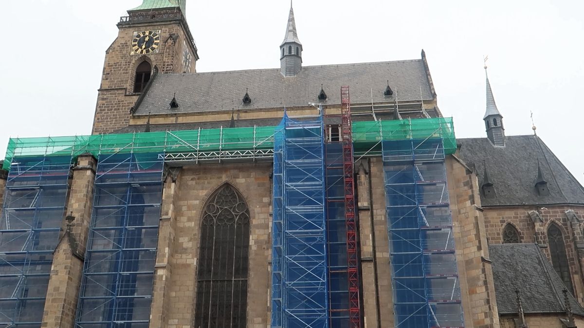 Závrať zakázána. Vysoko nad městem startuje oprava střechy plzeňské katedrály