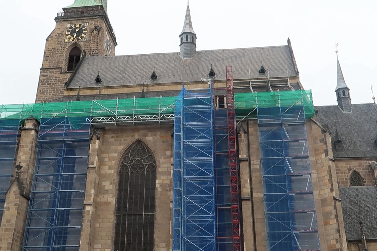 Závrať zakázána. Vysoko nad městem startuje oprava střechy plzeňské katedrály