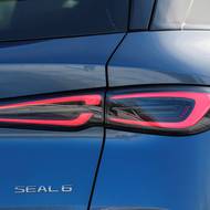 Zadní světla mají jednoduchý design a jsou propojena.