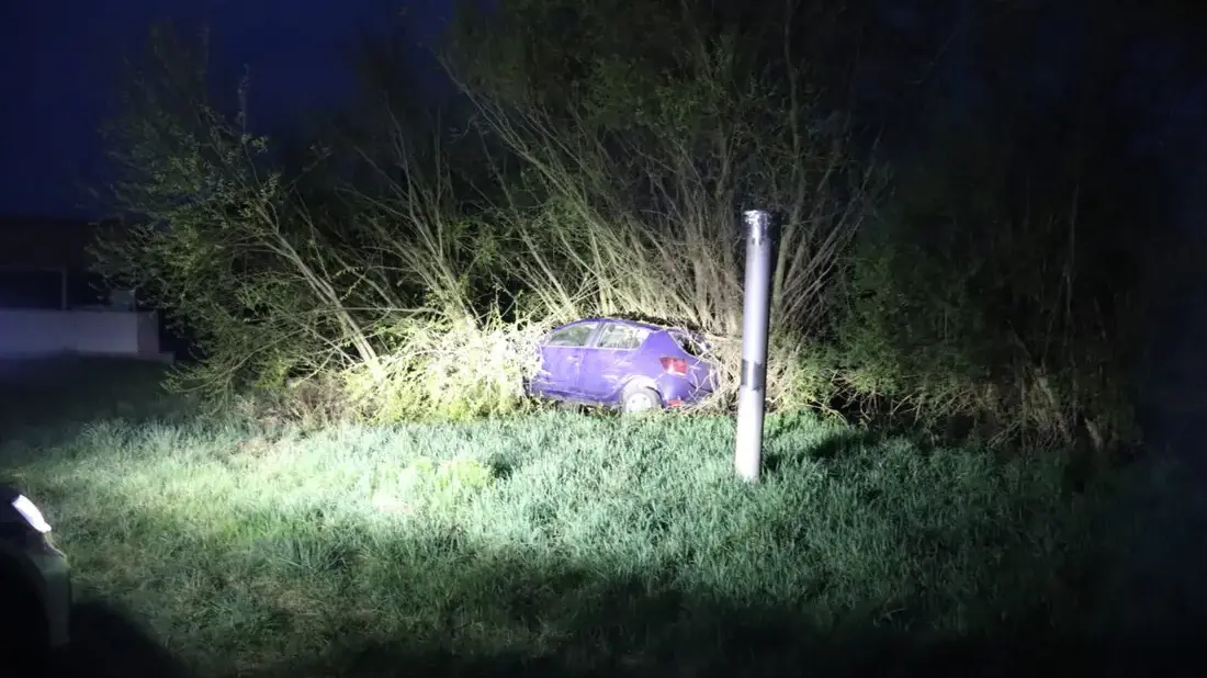 Opilí Češi havarovali v Bavorsku, policie pomocí DNA zjišťuje, kdo řídil