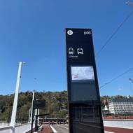 Zastávka MHD Lihovar na mostě.