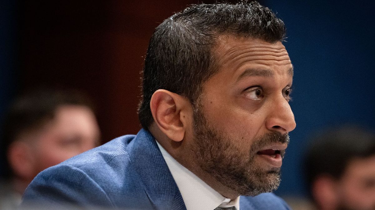 Ochranka ho musí budit. Americký časopis popsal problémy šéfa FBI s alkoholem