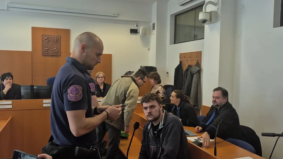 Soud začal řešit nájemnou vraždu ženy na Pardubicku, obžalovaní si ve výpovědích protiřečí