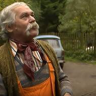 Ladislav Lis na své samotě v Pekle. Obhlíží svah okolo chalupy, kde se proháněly jeho kozy.