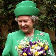 A také symbolem stylu. Na oficiálních akcích byla královna vždy dokonale sladěná. Výrazné kostýmy ji odlišovaly v davu a měla zvláštní zálibu v kloboucích, kterých prý vlastnila tisíce. Brože zase používala jako součást diplomacie.