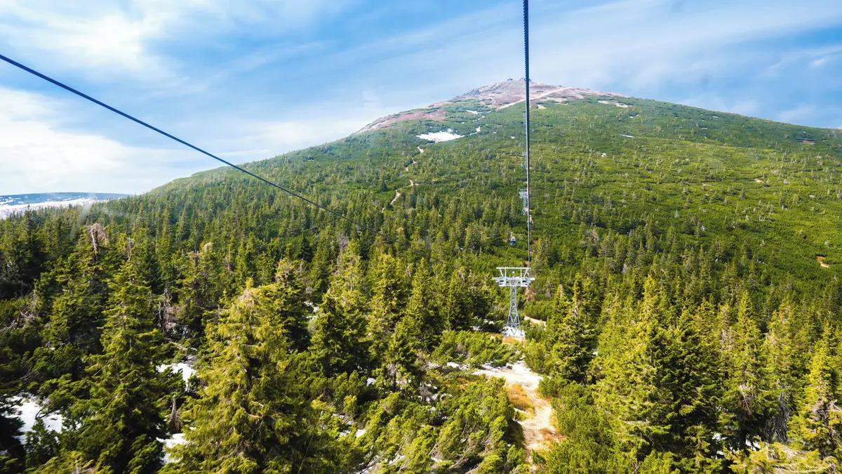 Lanovky v Krkonoších jsou od pondělí mimo provoz. Naplno se rozjedou až v letní sezoně