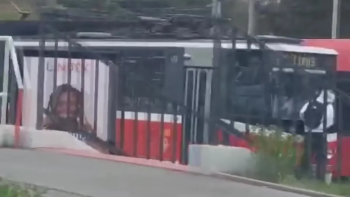 Mladík v Praze riskoval jízdu na tramvaji, marně se pak snažil schovat za balíky slámy