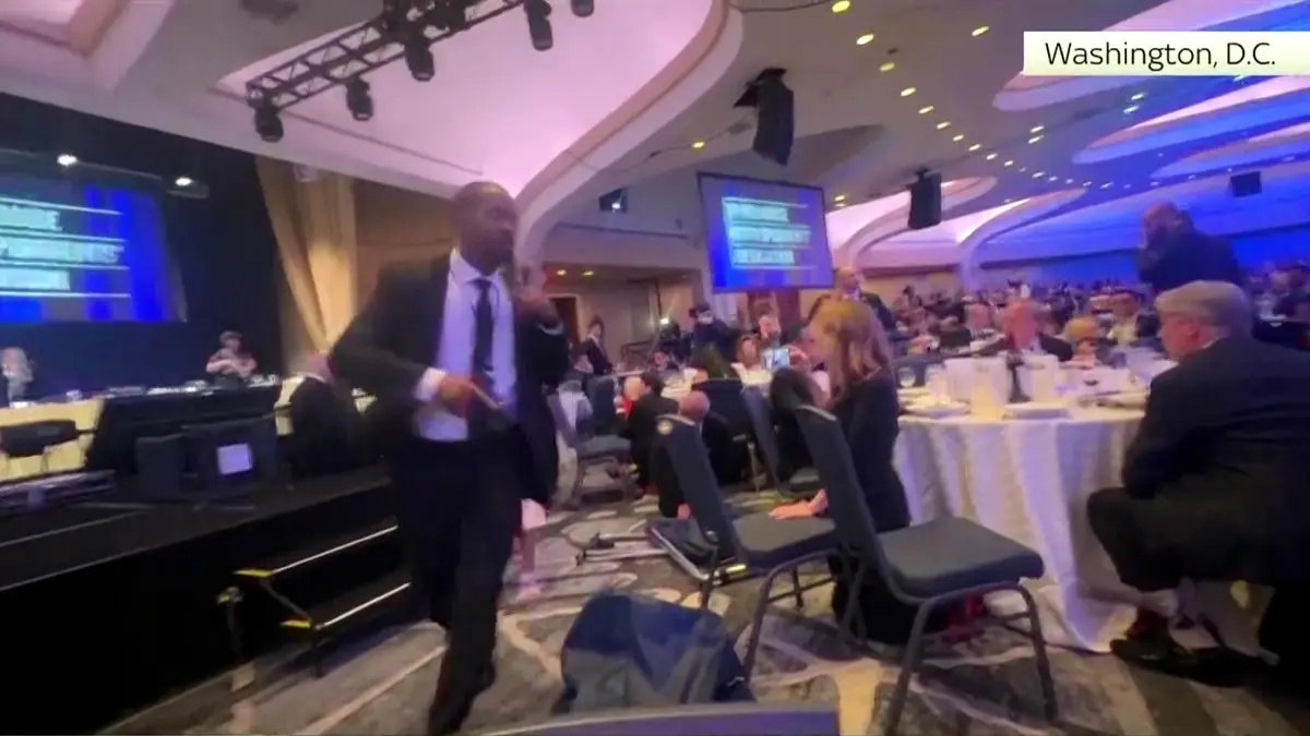 Střelec si zbraň sestavil v nehlídané místnosti u vchodu, popsala svědkyně z Trumpova galavečera