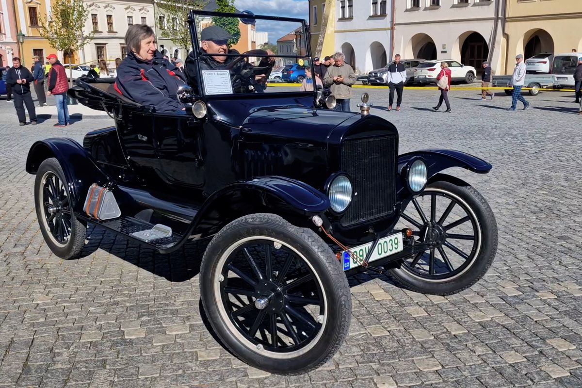 Legendy na Přerovsku: Spanilá jízda nablýskaných veteránů vyráží na Helfštýn