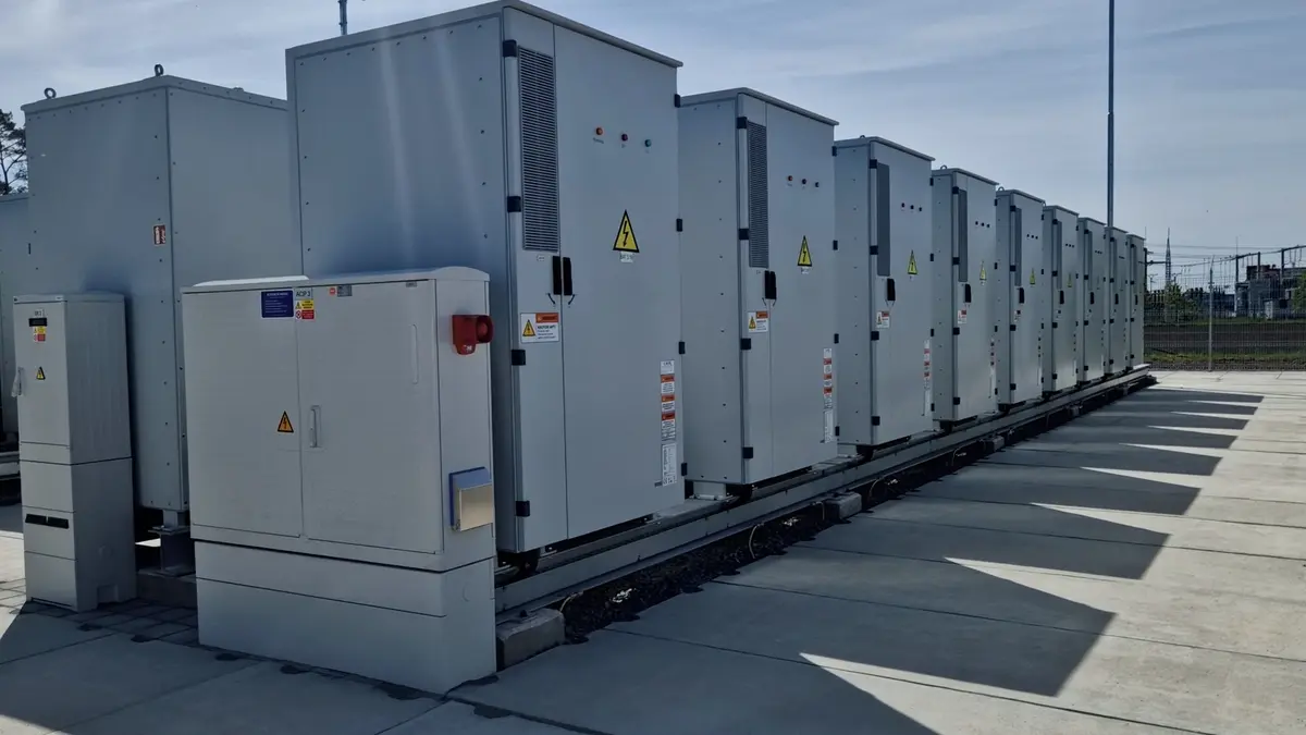 Pomůže s výkyvy, přispěje ke snížení cen elektřiny. V Břeclavi začalo fungovat největší bateriové úložiště