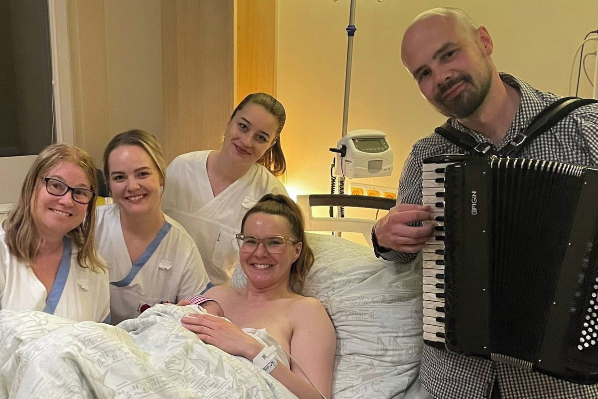 Muzikantům se narodil syn během hudební soutěže. Tatínek mu pak zahrál na akordeon 