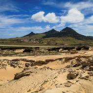 Malá poušť se rozkládá na dohled od letištní ranveje.