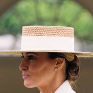 Melania nasadila klobouk nízko do čela. I tak nešlo přehlédnout dokonalý make-up.