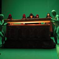 Důležitým scénografickým prvkem inscenace Prokletí je zelené klíčovací pozadí.