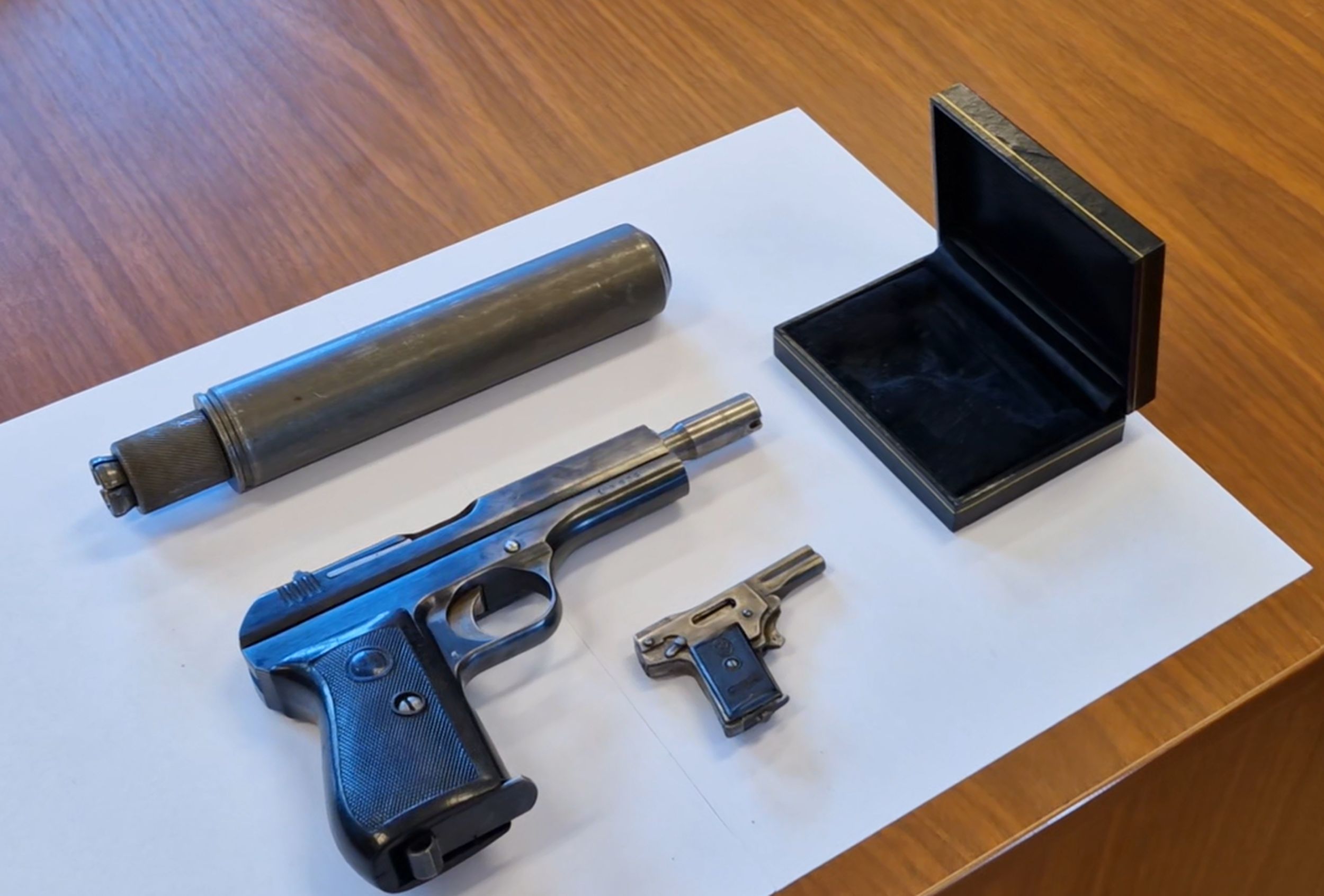 Chci odevzdat náboj, má asi metr, volal muž na policii. Zbraňová amnestie vynáší na světlo také rarity