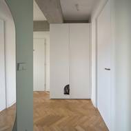 Byt je ve starém panelovém domě z 50. let minulého století.