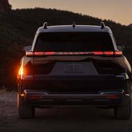 Zajímavostí je osvětlené jméno značky na pátých dveřích.