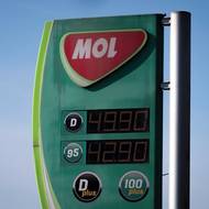 I svítivě zelený prodejce má cenu nafty jen o desetník pod padesáti korunami za litr. Oproti konkurentům (Orlenu či OMV) nabízí často o něco levnější benzín. 