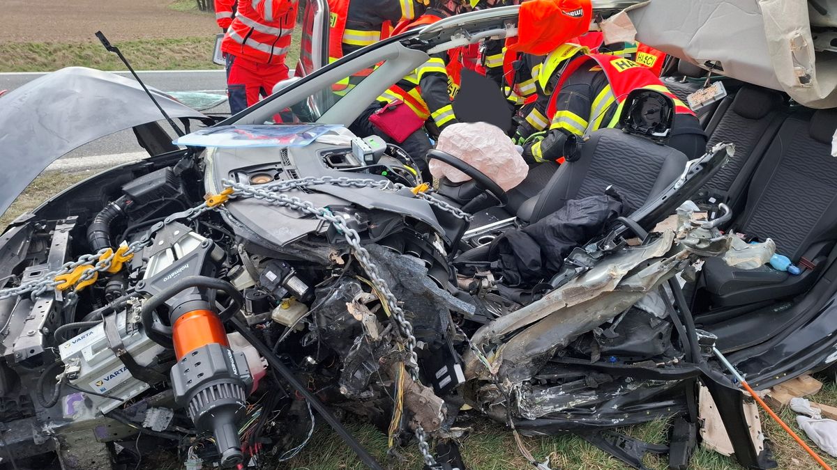 Přejela do protisměru a srazila se s autobusem. Řidička osobáku je po havárii na Olomoucku v kritickém stavu
