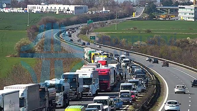 Dálnici D8 ve směru na Prahu uzavřela hromadná nehoda